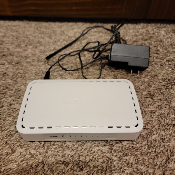 Netgear Network 8 port switch - Picture 1 of 9